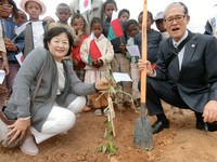 山本武昭さん夫妻が植樹