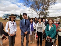 小笠原大使ご夫妻と植樹ツアー参加メンバー