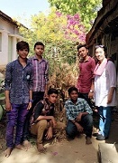 植樹した桜の前でヌータン・バハラティの生徒たち。右端が川根さん
