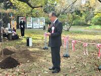 挨拶する育桜会の松澤寛文会長