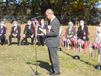 挨拶する育桜会の片木裕一理事長