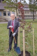 植樹した片木理事長